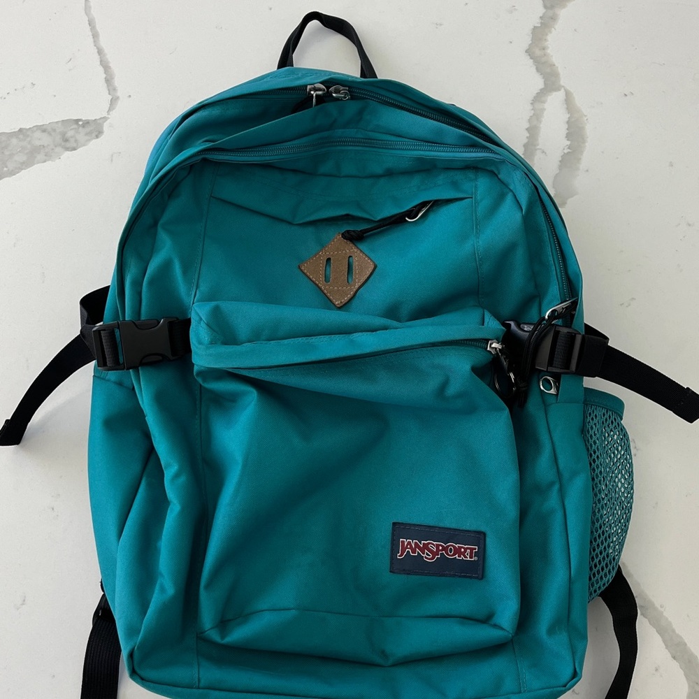 JANSPORT Main Campus Back - 4 Zipper Pockets / 1 Water Bottle Pocket